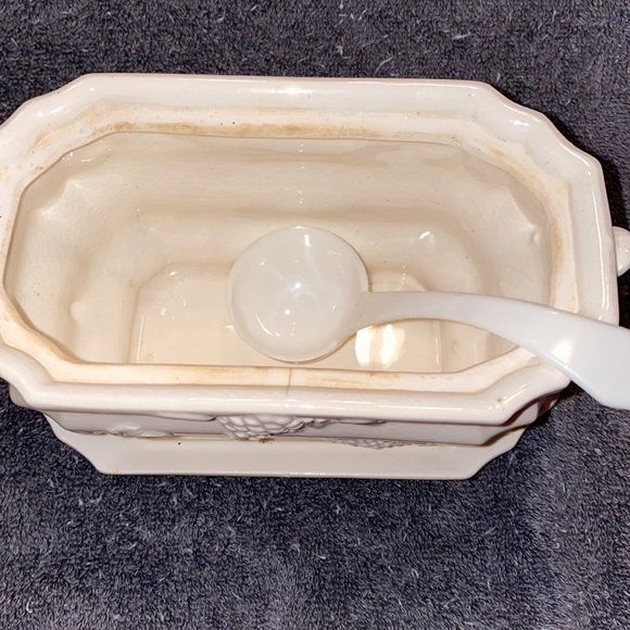 Very Vintage Gravy Bowl with Lid & Attached Saucer - Picture 4 of 9